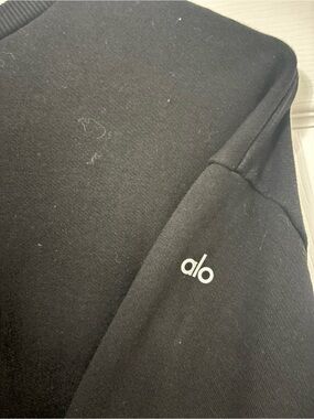 ALO Yoga Black Crewneck Sweatshirt with Subtle Logo